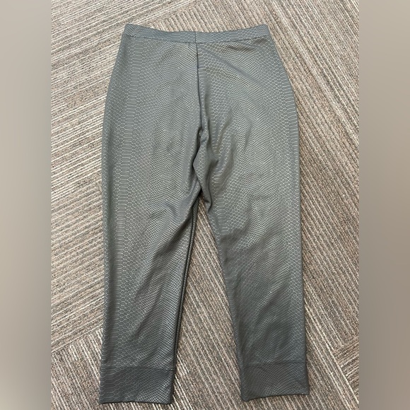 Blackmilk - XL - REPTILIAN HIGH WAISTED CUFFED PANTS - LIMITED - Picture 8 of 9